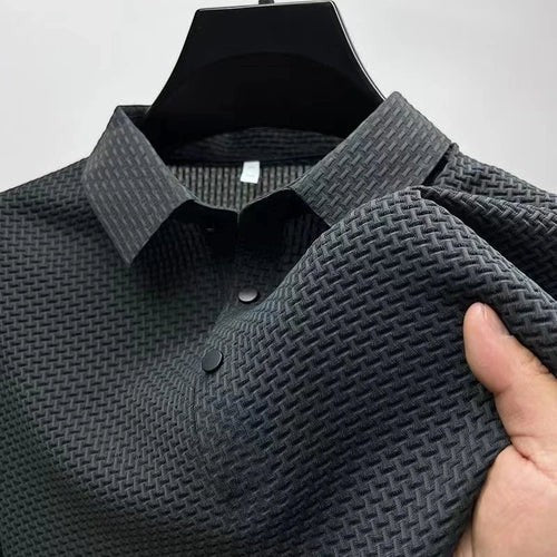 Polo AKJ Fashion homme gris anthracite à manches courtes, col chemise, texture tissée, 100% coton léger, idéal été.