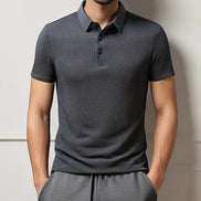 AKJ Fashion polo homme bleu marine à motif discret, manches courtes, col polo, 100% coton léger, coupe moderne.