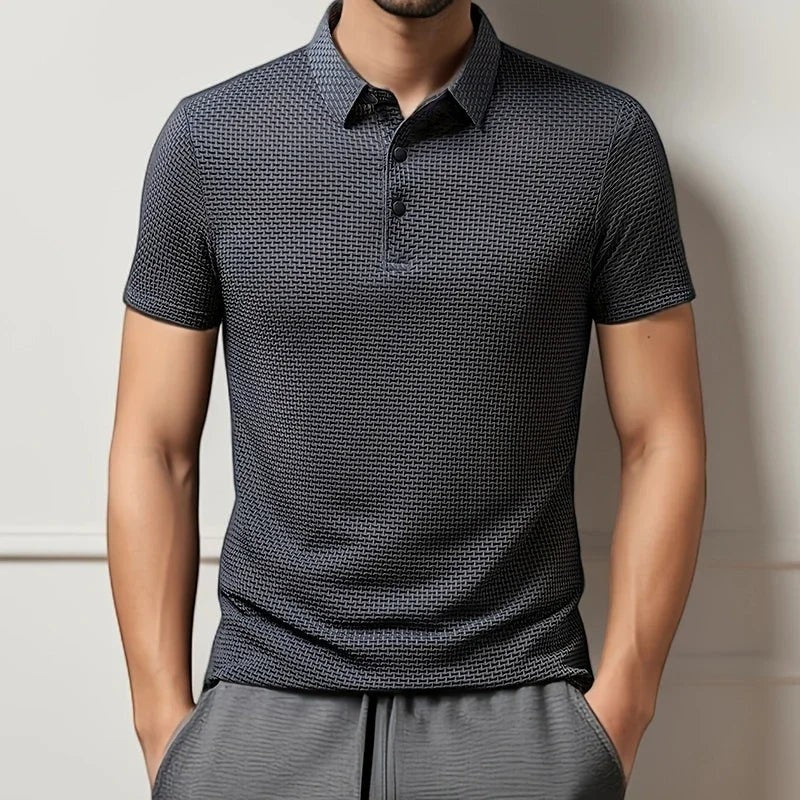 AKJ Fashion polo homme bleu marine à motif discret, manches courtes, col polo, 100% coton léger, coupe moderne.