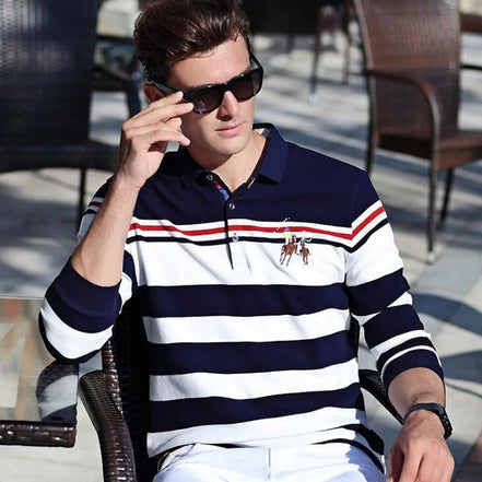 Polo homme AKJ Fashion manches longues bleu marine et blanc rayé, col polo, broderie cheval, coton léger.
