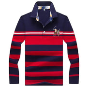 Polo AKJ Fashion homme manches longues en coton bleu marine et rouge à rayures, avec broderie polo sur la poitrine.