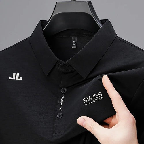 Polo noir AKJ Fashion en coton respirant, col à boutons, logo JL et inscription SWISS TRIATHLON sur la manche.