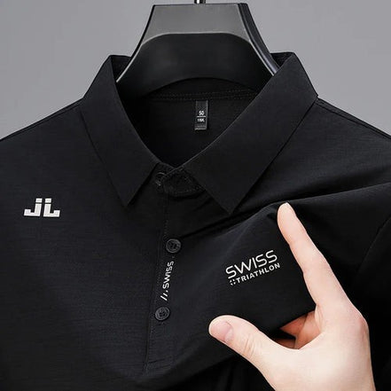Polo noir AKJ Fashion en coton respirant, col à boutons, logo JL et inscription SWISS TRIATHLON sur la manche.