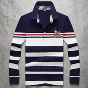 Polo AKJ Fashion bleu marine et blanc à rayures, manches longues, col polo, broderie polo sur la poitrine.