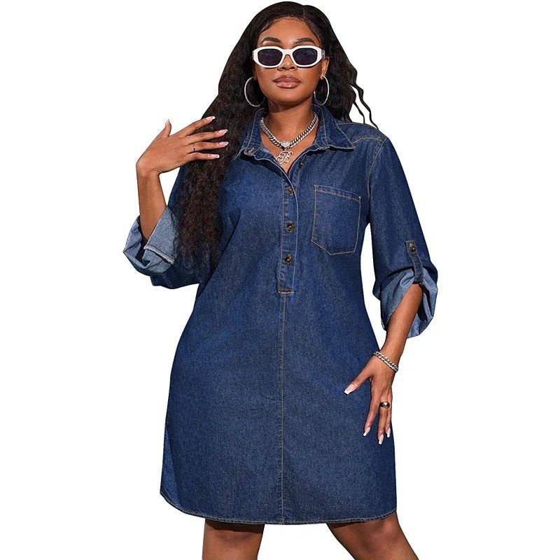 AKJ Fashion robe chemise en jean bleu moyen, manches retroussables, col chemise, patte boutonnée et poche poitrine. Coupe droite.
