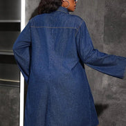 AKJ Fashion robe chemise en jean bleu moyen, manches longues retroussables, col chemise, coupe droite, longueur mi-cuisse.