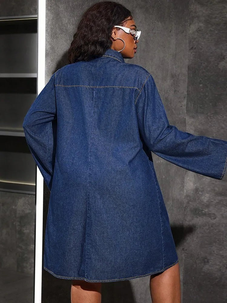 AKJ Fashion robe chemise en jean bleu moyen, manches longues retroussables, col chemise, coupe droite, longueur mi-cuisse.