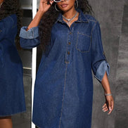 AKJ Fashion robe chemise en jean bleu moyen, manches retroussables, col chemise, poche poitrine, longueur mi-cuisse.