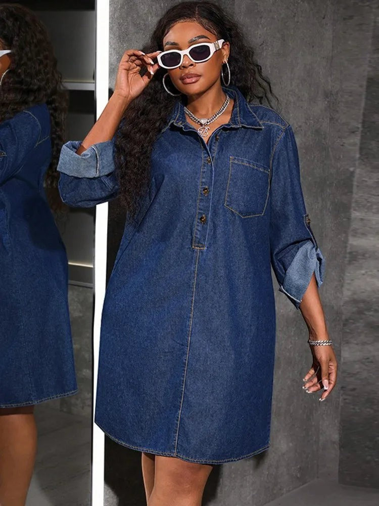 AKJ Fashion robe chemise en jean bleu moyen, manches retroussables, col chemise, poche poitrine, longueur mi-cuisse.