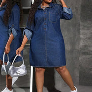 AKJ Fashion robe chemise en jean bleu moyen, manches retroussables, col chemise, poche poitrine, longueur mi-cuisse.