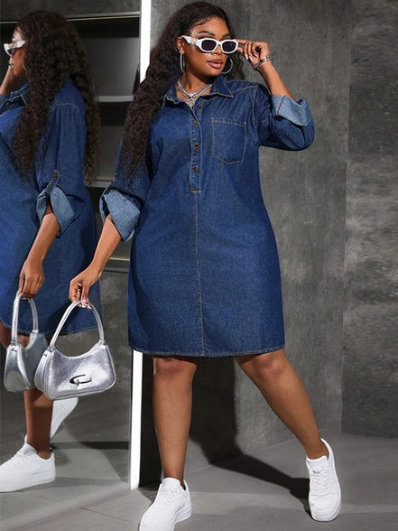 AKJ Fashion robe chemise en jean bleu moyen, manches retroussables, col chemise, poche poitrine, longueur mi-cuisse.