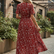 AKJ Fashion robe longue d'été rouge imprimé floral blanc, manches courtes, col en V, ceinture à nouer, fluide et légère.