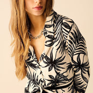 AKJ Fashion robe à manches longues imprimé tropical noir et blanc, avec ceinture à nouer et col chemise.