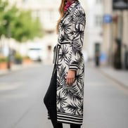 AKJ Fashion robe longue imprimé tropical noir et blanc, manches longues, ceintureée, avec jean noir et baskets blanches.