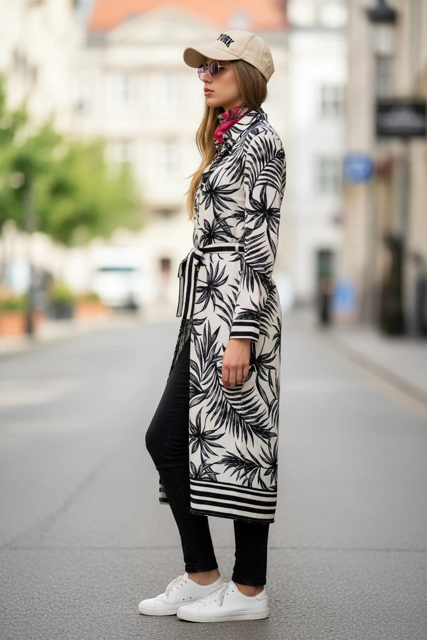AKJ Fashion robe longue imprimé tropical noir et blanc, manches longues, ceintureée, avec jean noir et baskets blanches.