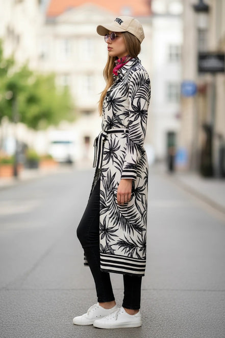 AKJ Fashion robe longue imprimé tropical noir et blanc, manches longues, ceintureée, avec jean noir et baskets blanches.