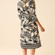 AKJ Fashion robe à manches longues imprimé tropical noir et blanc, ceinture noire, longueur genou, col chemise.