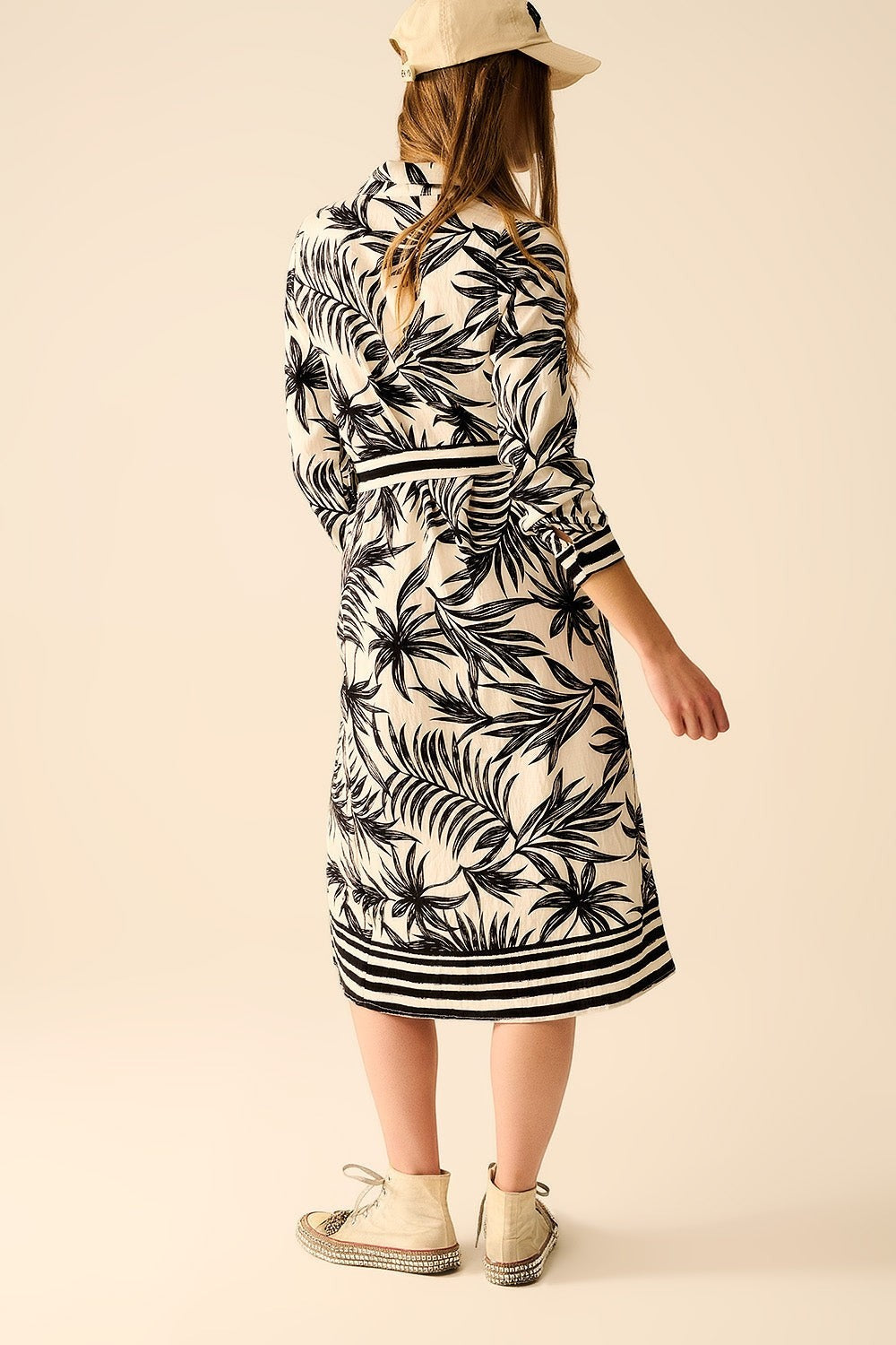AKJ Fashion robe à manches longues imprimé tropical noir et blanc, ceinture noire, longueur genou, col chemise.
