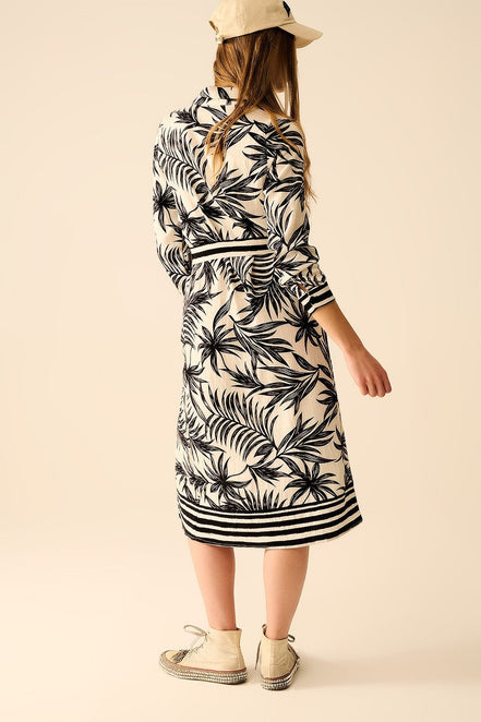 AKJ Fashion robe à manches longues imprimé tropical noir et blanc, ceinture noire, longueur genou, col chemise.