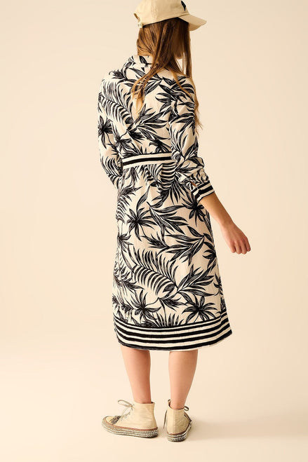 AKJ Fashion robe à manches longues imprimé tropical noir et blanc, ceinture noire, longueur genou, col chemise.
