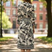 AKJ Fashion robe longue à imprimé tropical noir et blanc, manches longues, ceinture noire, avec un bonnet beige 