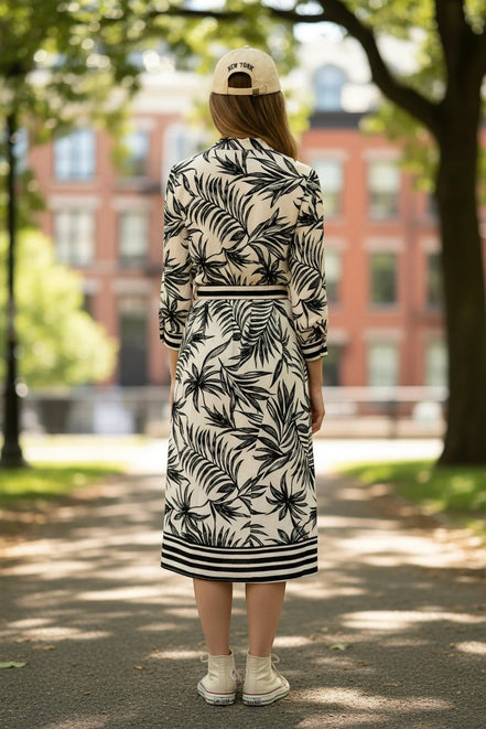 AKJ Fashion robe longue à imprimé tropical noir et blanc, manches longues, ceinture noire, avec un bonnet beige "New York".