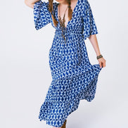 AKJ Fashion robe longue bleue et blanche à imprimé ethnique, dos nu, manches évasées, 100% viscose. Style bohème.