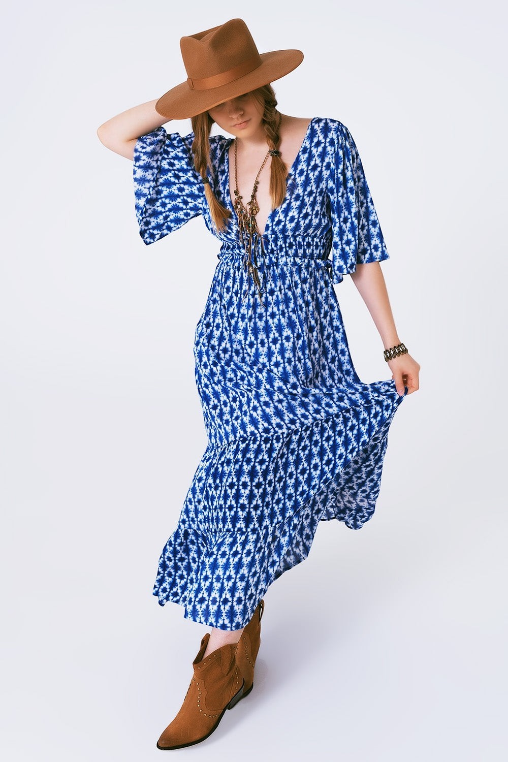 AKJ Fashion robe longue bleue et blanche à imprimé ethnique, dos nu, manches évasées, 100% viscose. Style bohème.