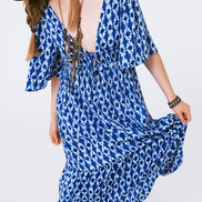 AKJ Fashion robe longue bohème bleue et blanche à imprimé tie-dye, dos nu, manches évasées, 100% viscose.