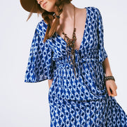 AKJ Fashion robe longue bohème bleue et blanche à imprimé tie-dye, dos nu, manches évasées, en viscose fluide.