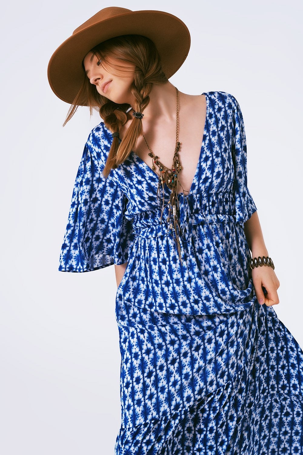 AKJ Fashion robe longue bohème bleue et blanche à imprimé tie-dye, dos nu, manches évasées, en viscose fluide.