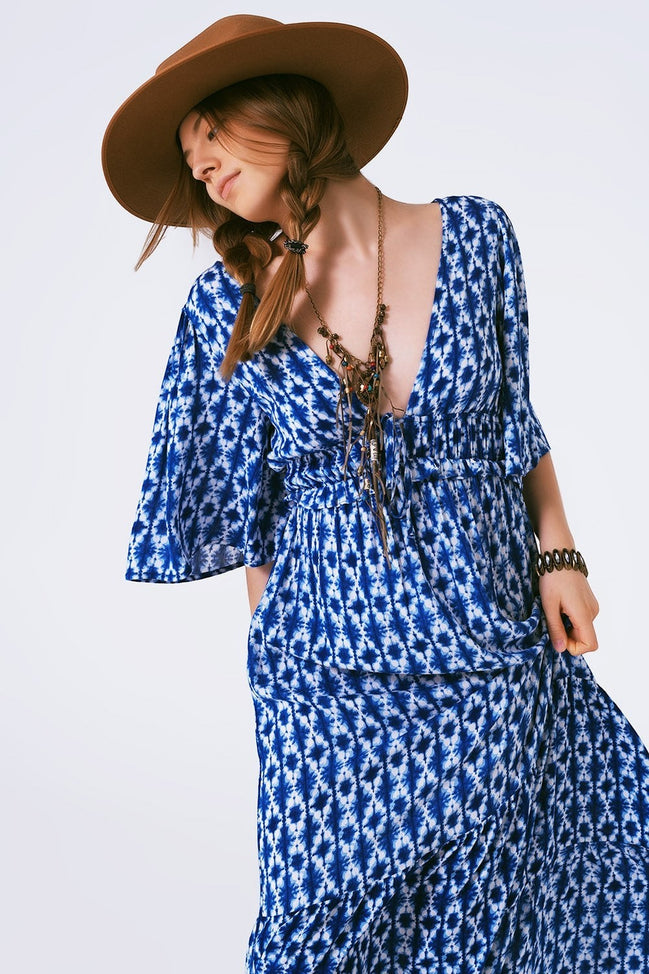 AKJ Fashion robe longue bohème bleue et blanche à imprimé tie-dye, dos nu, manches évasées, en viscose fluide.