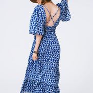 AKJ Fashion robe longue bohème bleue et blanche à imprimé abstrait, dos nu croisé, manches évasées, 100% viscose.