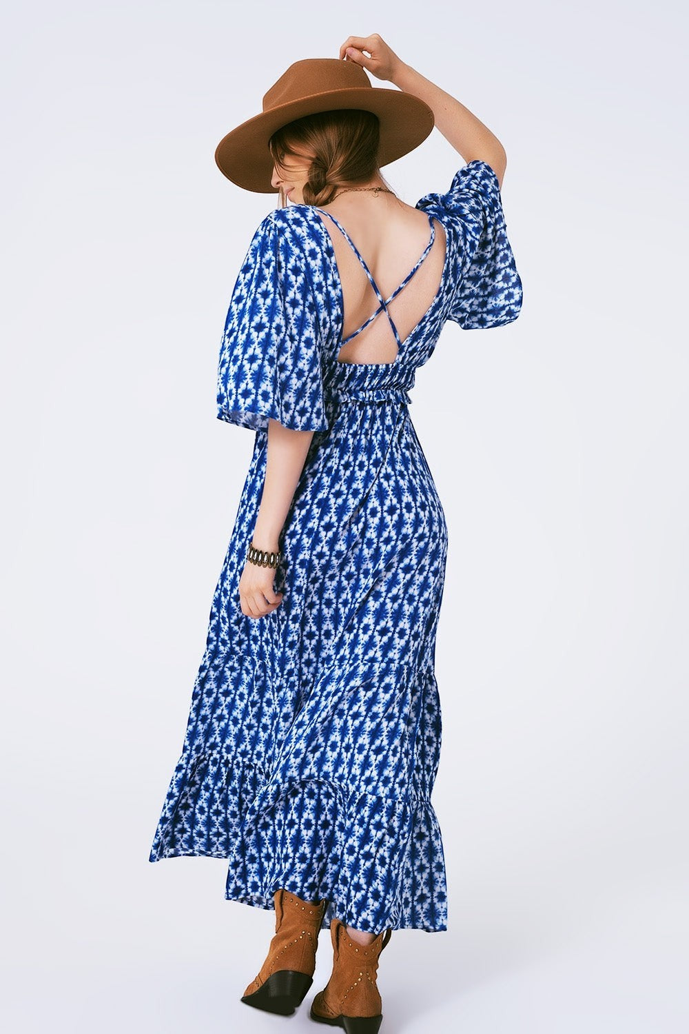 AKJ Fashion robe longue bohème bleue et blanche à imprimé abstrait, dos nu croisé, manches évasées, 100% viscose.