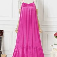 AKJ Fashion robe longue ample fuchsia en satin, bretelles fines, encolure froncée, volant bas. Style bohème chic.
