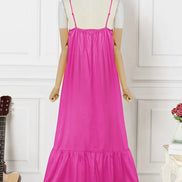 Robe longue AKJ Fashion fuchsia en satin, ample, à bretelles fines réglables et volant bas. Style bohème chic.