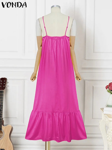 Robe longue AKJ Fashion fuchsia en satin, ample, à bretelles fines réglables et volant bas. Style bohème chic.