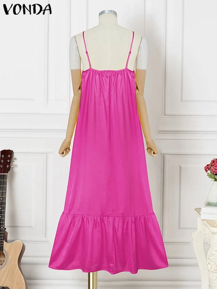 Robe longue AKJ Fashion fuchsia en satin, ample, à bretelles fines réglables et volant bas. Style bohème chic.