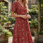 AKJ Fashion robe portefeuille longue d'été rouge imprimé floral blanc, manches courtes, ceinture nouée, style féminin et frais.