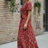 AKJ Fashion robe longue d'été rouge imprimé floral blanc, manches courtes, ceinture à nouer, style bohème chic.