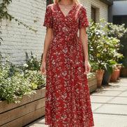 AKJ Fashion robe longue d'été rouge imprimé floral blanc, col en V, manches courtes, ceinture à nouer, fluide et légère.