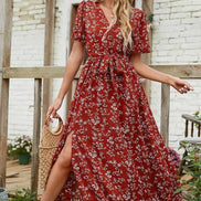 AKJ Fashion robe longue d'été rouge à imprimé floral blanc, col en V, manches courtes, ceinture et fente sur le côté.