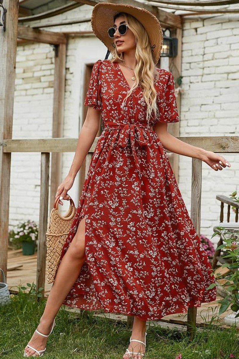 AKJ Fashion robe longue d'été rouge à imprimé floral blanc, col en V, manches courtes, ceinture et fente sur le côté.