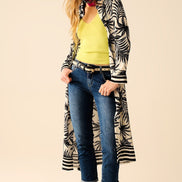 AKJ Fashion robe longue imprimé tropical noir et blanc, manches longues, avec un top jaune vif et un jean bleu.