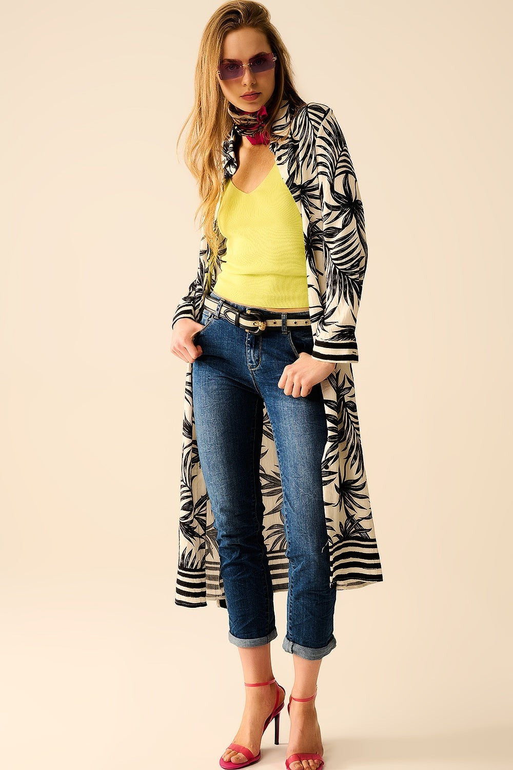 AKJ Fashion robe longue imprimé tropical noir et blanc, manches longues, avec un top jaune vif et un jean bleu.