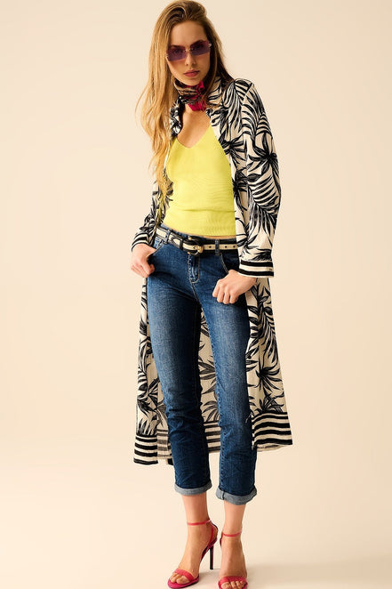 AKJ Fashion robe longue imprimé tropical noir et blanc, manches longues, avec un top jaune vif et un jean bleu.