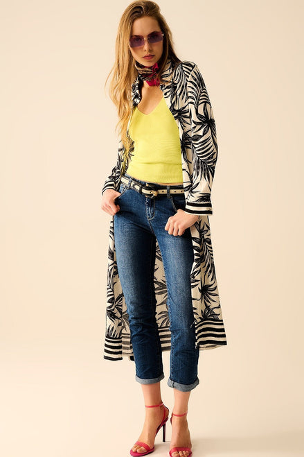 AKJ Fashion robe longue imprimé tropical noir et blanc, manches longues, avec un top jaune vif et un jean bleu.