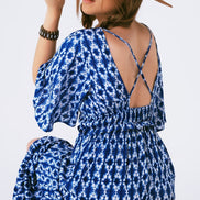 AKJ Fashion robe longue bleue et blanche à imprimé tie-dye, dos nu croisé, manches courtes évasées, taille élastiquée, 100% viscose.