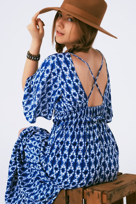 AKJ Fashion robe longue bleue et blanche à imprimé tie-dye, dos nu croisé, manches courtes évasées, taille élastiquée, 100% viscose.