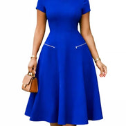 AKJ Fashion robe midi bleue à manches courtes, col rond, coupe évasée et poches zippées. Tissu structuré, idéale pour le bureau ou une cérémonie.